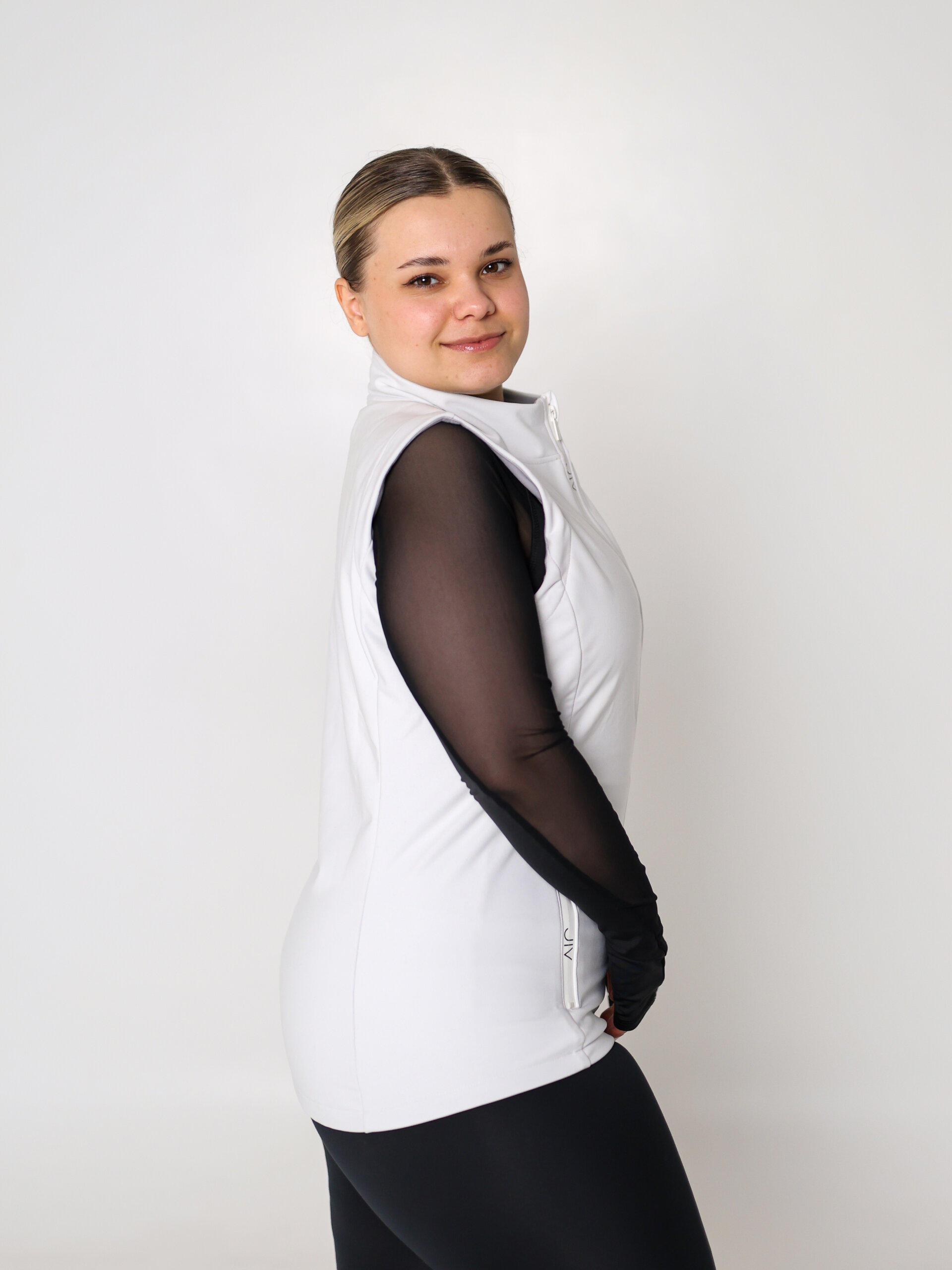 Yoli ホワイト シルクベストYoli Silk wrap vest 2024 Nordic Vest in White | Jiv Sport - Stylish & Functional